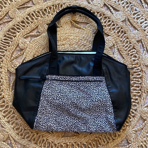 RARE HTF Pristine Lululemon Free To Be Bag in Miss Mosaic - Picture 5 of 15